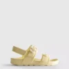 Sandalen mit Blumenriemen