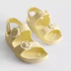Sandalen mit Blumenriemen