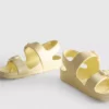 Sandalen mit Blumenriemen