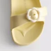 Sandalen mit Blumenriemen