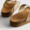 Sandalen mit doppeltem Schnallenverschluss und verziertem Fußbett