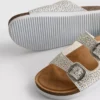 Sandalen mit doppeltem Schnallenverschluss und verziertem Fußbett