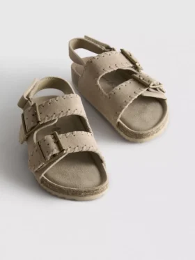 Sandalen mit doppelten Schnallenriemen