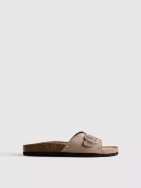Sandalen mit einem Riemen und Nietenbesatz