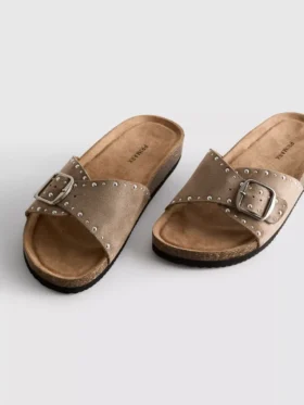 Sandalen mit einem Riemen und Nietenbesatz
