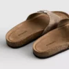 Sandalen mit einem Riemen und Nietenbesatz