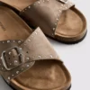 Sandalen mit einem Riemen und Nietenbesatz