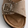 Sandalen mit einem Riemen und Nietenbesatz