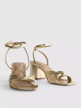 Sandalen mit gedrehtem Detail am Absatz mit High Heels