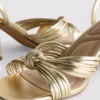 Sandalen mit gedrehtem Detail am Absatz mit High Heels