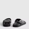 Sandalen mit gekreuzten Riemen