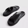 Sandalen mit gekreuzten Riemen