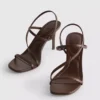 Sandalen mit kaum wahrnehmbarem Absatz
