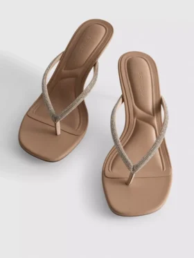 Sandalen mit Keilabsatz und Strassverzierung am Zehensteg