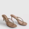Sandalen mit Keilabsatz und Strassverzierung am Zehensteg