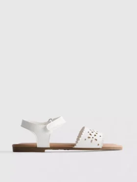 Sandalen mit lasergeschnittenem Blumenmuster