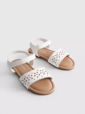 Sandalen mit lasergeschnittenem Blumenmuster