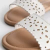 Sandalen mit lasergeschnittenem Blumenmuster