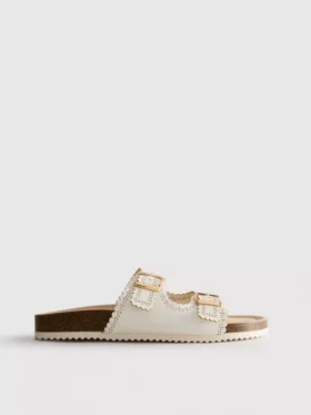 Sandalen mit lasergeschnittenem Fußbett
