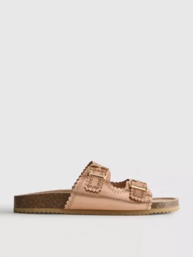 Sandalen mit lasergeschnittenem Fußbett