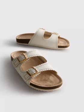 Sandalen mit lasergeschnittenem Fußbett