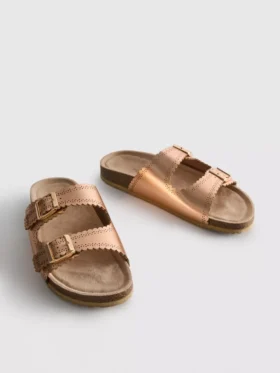 Sandalen mit lasergeschnittenem Fußbett