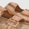 Sandalen mit lasergeschnittenem Fußbett