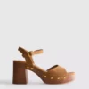 Sandalen mit Nietenbesatz aus Kunstwildleder und High Heels