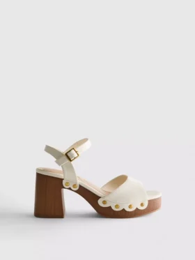 Sandalen mit Nietenbesatz aus Kunstwildleder und High Heels