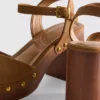 Sandalen mit Nietenbesatz aus Kunstwildleder und High Heels