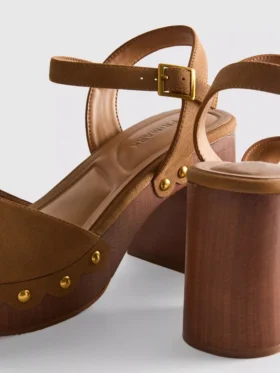 Sandalen mit Nietenbesatz aus Kunstwildleder und High Heels