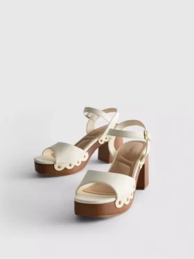 Sandalen mit Nietenbesatz aus Kunstwildleder und High Heels