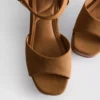 Sandalen mit Nietenbesatz aus Kunstwildleder und High Heels