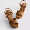 Sandalen mit Nietenbesatz aus Kunstwildleder und High Heels