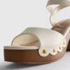 Sandalen mit Nietenbesatz aus Kunstwildleder und High Heels