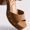 Sandalen mit Nietenbesatz aus Kunstwildleder und High Heels
