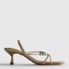 Sandalen mit Perlenverzierung und Kitten-High Heels