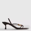 Sandalen mit Perlenverzierung und Kitten-High Heels