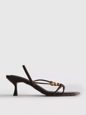 Sandalen mit Perlenverzierung und Kitten-High Heels