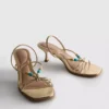 Sandalen mit Perlenverzierung und Kitten-High Heels