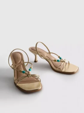 Sandalen mit Perlenverzierung und Kitten-High Heels
