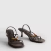 Sandalen mit Perlenverzierung und Kitten-High Heels