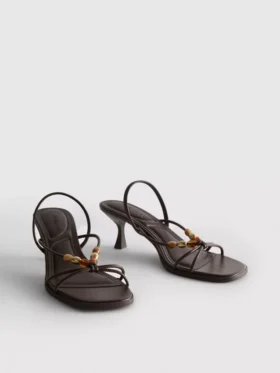 Sandalen mit Perlenverzierung und Kitten-High Heels