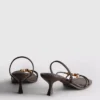 Sandalen mit Perlenverzierung und Kitten-High Heels