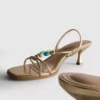 Sandalen mit Perlenverzierung und Kitten-High Heels