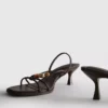Sandalen mit Perlenverzierung und Kitten-High Heels