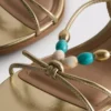 Sandalen mit Perlenverzierung und Kitten-High Heels