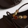 Sandalen mit Perlenverzierung und Kitten-High Heels