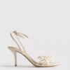 Sandalen mit Riemchen und gehäkelten Blumen sowie High Heels