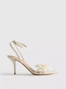 Sandalen mit Riemchen und gehäkelten Blumen sowie High Heels